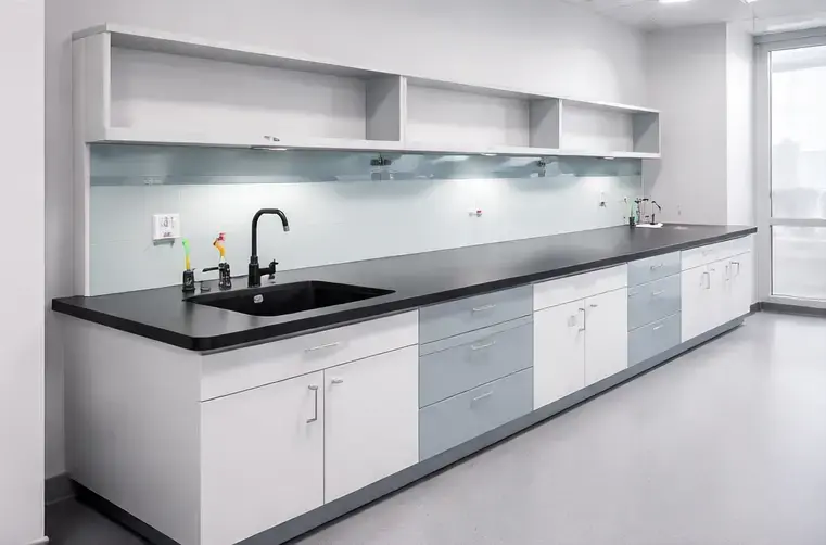 Kimyasal Dayanımlı Islak Laboratuvar Tezgahları | Epoksi & Trespa Tezgah Sistemleri